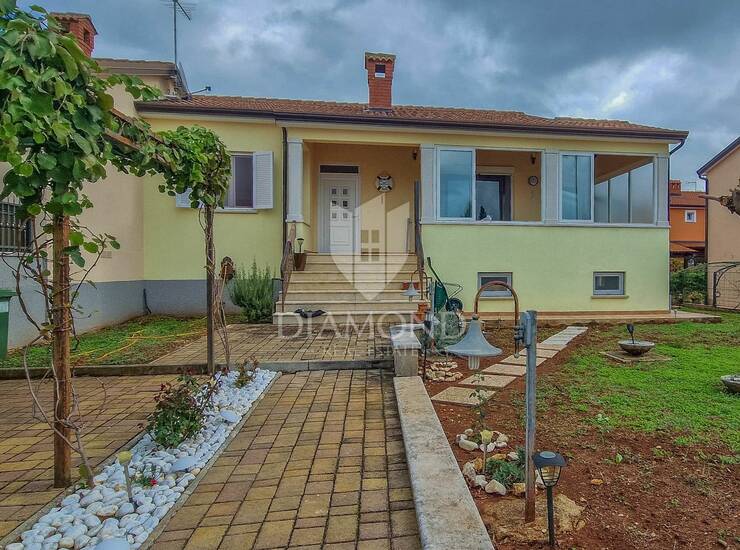 Poreč, okolica, predivna dvojna kuća s pogledom na more!