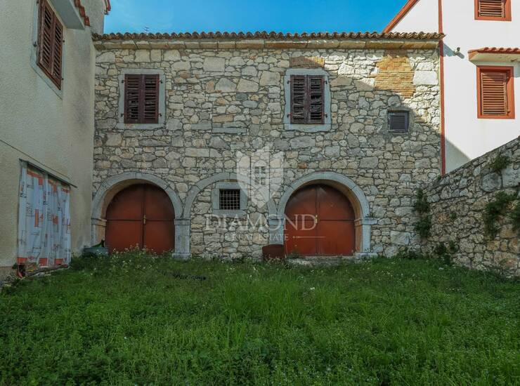 Poreč, okolica, kamena kuća sa dva dvorišta!