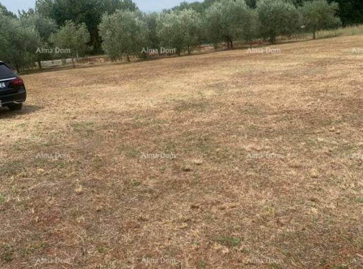 Na prodaju je atraktivno građevinsko zemljište ukupne površine 2.470 m²...
