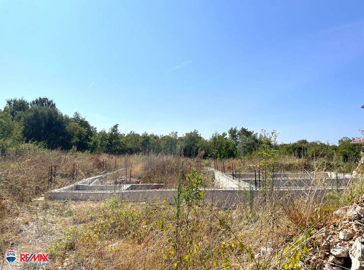 ISTRA, LABIN, ZEMLJIŠTE 2.5 KM OD MORA S DOZVOLOM