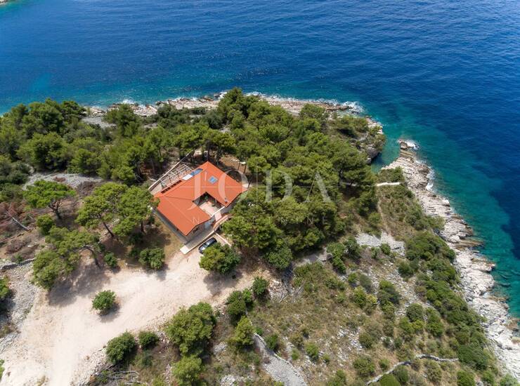 KAMENA VILA PRVI RED DO MORA- OAZA NA DALMATINSKOM OTOKU
