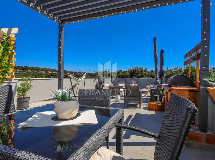 Penthouse sa prekrasnom krovnom terasom od 45 m², Pula