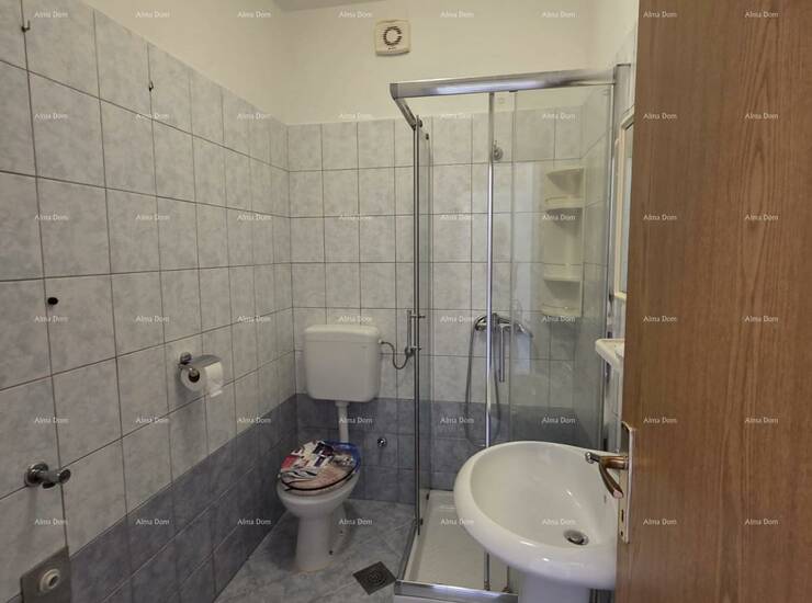 U ponudi je stan smješten u obiteljskoj stambenoj zgradi sa sedam stambeni... — fotografija 6