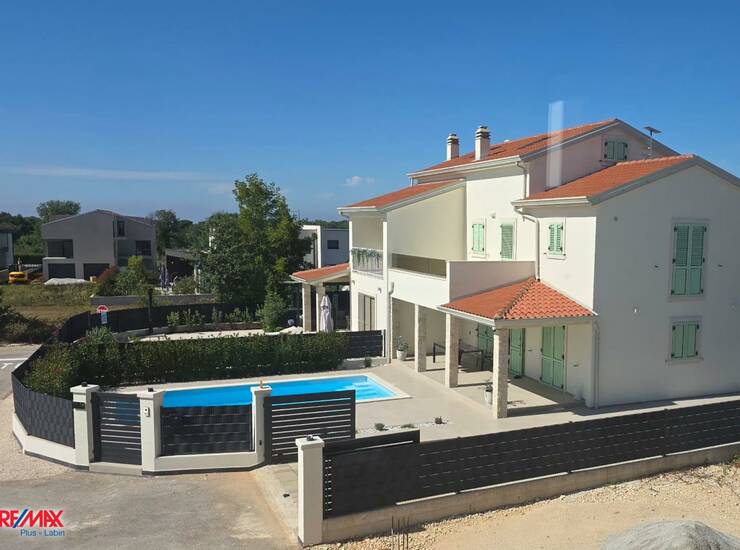 ISTRA, POREČ, LUKSUZNA NOVOGRADNJA S GRIJANIM BAZENOM 900 M OD MORA — fotografija 2