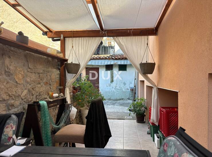 Istra, Pula, dvoetažni stan, 74,40 m2, dvorište — fotografija 2