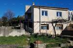 Kuća smještena u mirnom naselju sa ukupnom površinom od 140 m², svaki s...