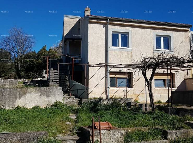Kuća smještena u mirnom naselju sa ukupnom površinom od 140 m², svaki s...