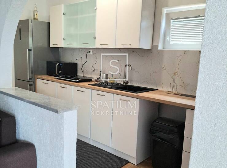 NOVI VINODOLSKI, KLENOVICA, KUĆA S PET APARTMANA I POGLEDOM NA MORE — fotografija 2