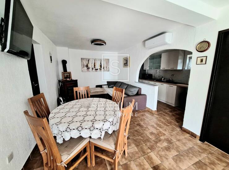 NOVI VINODOLSKI, KLENOVICA, KUĆA S PET APARTMANA I POGLEDOM NA MORE — fotografija 3