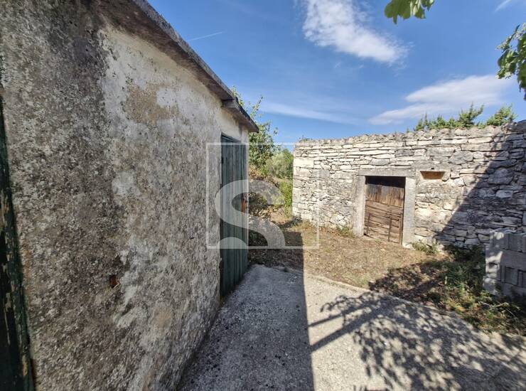 Kamena kuća na građevinskoj parceli od 1919m2 - Rakalj — fotografija 3