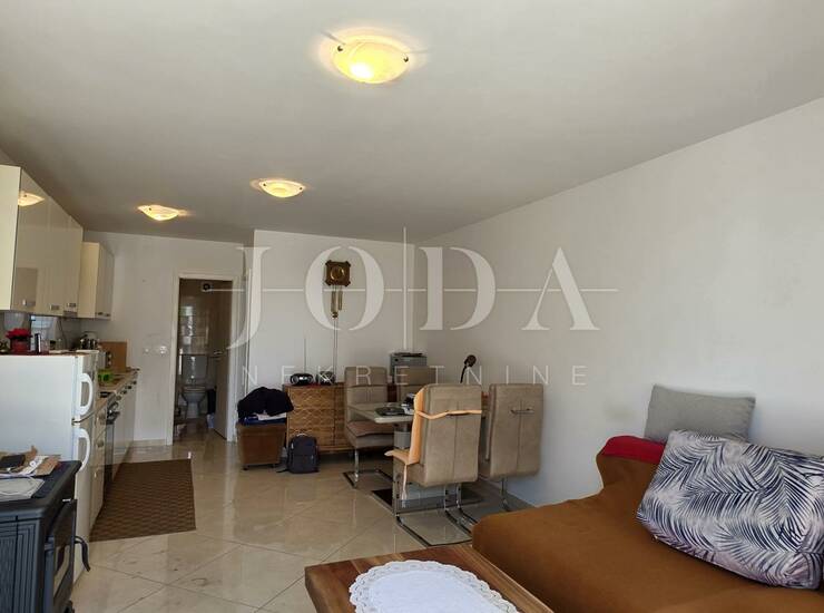 Prizemni apartman s okućnicom i 2 parkirna mjesta — fotografija 2