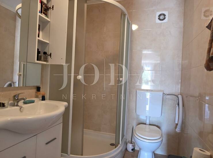 Prizemni apartman s okućnicom i 2 parkirna mjesta — fotografija 4