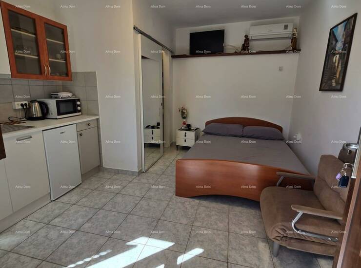 Iznajmljuje se funkcionalna garsonijera površine 20 m² smještena u prize...