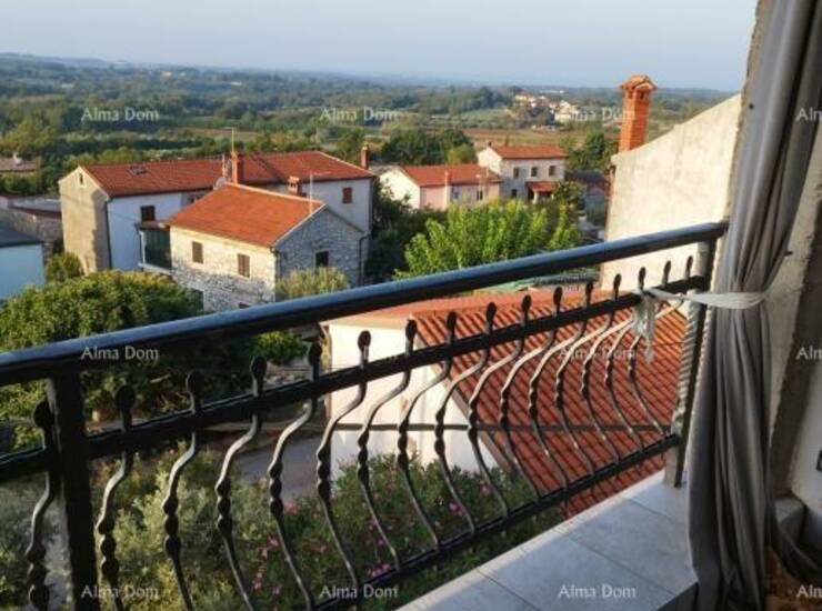 Prodaje se dvoetažni stan, 82 m2, u Brtonigli.
Dvoetažni stan sa zasebnim... — fotografija 8