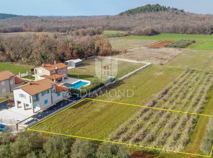 EKLUZIVNO! Poreč, zemljište, 699 m2 na rubu naselja!