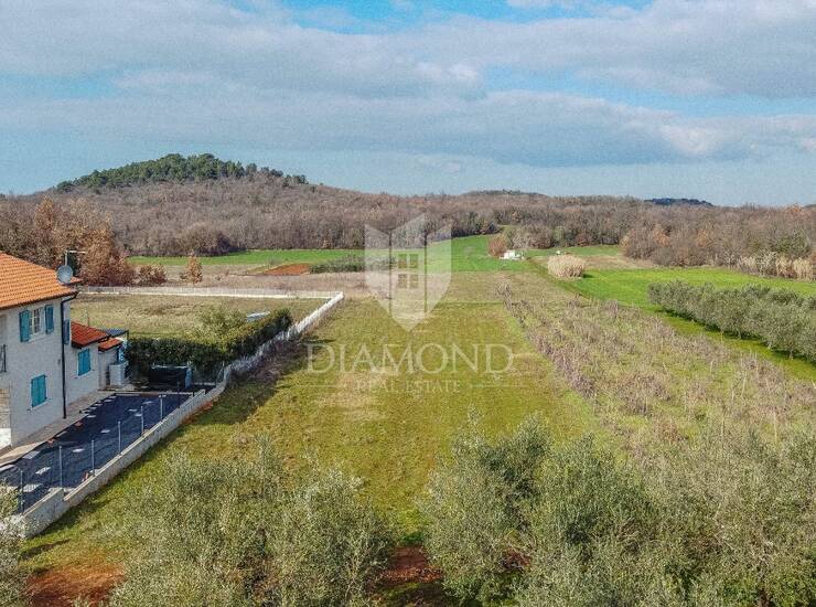 EKLUZIVNO! Poreč, zemljište, 699 m2 na rubu naselja! — fotografija 2