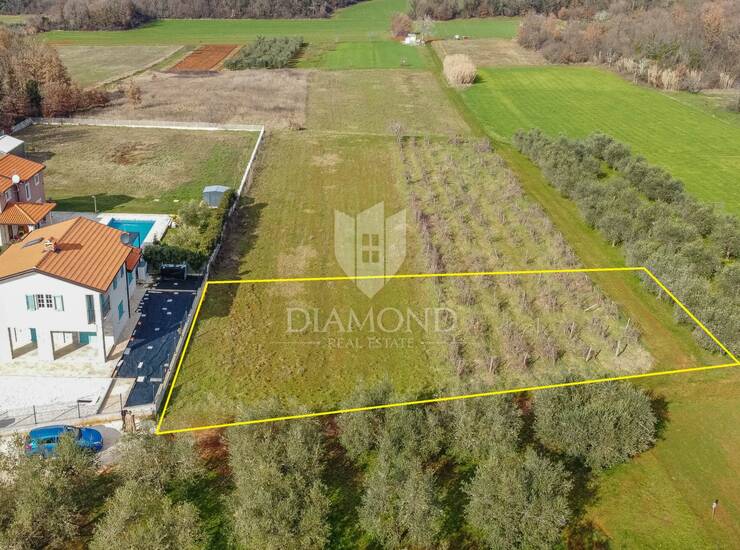 EKLUZIVNO! Poreč, zemljište, 699 m2 na rubu naselja! — fotografija 3