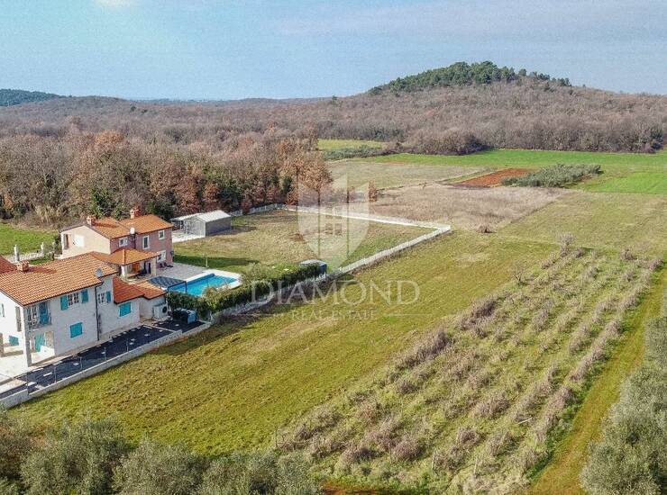 EKLUZIVNO! Poreč, zemljište, 699 m2 na rubu naselja! — fotografija 4