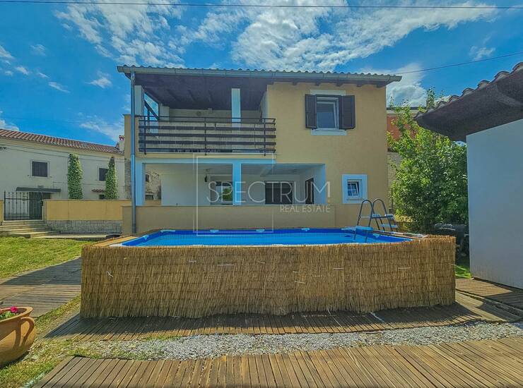 Karojba okolica, samostojeća kuća sa 2 stana i dvorištem