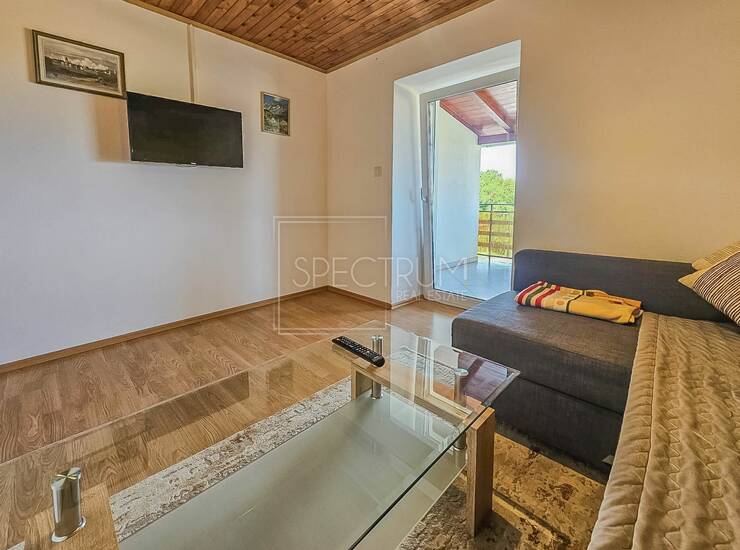Karojba okolica, samostojeća kuća sa 2 stana i dvorištem — fotografija 6