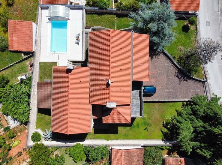 Ova prekrasna kuća u Puli nudi savršenu kombinaciju udobnosti i stila. S ... — fotografija 2