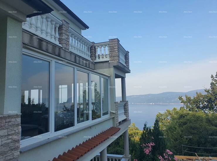 Prodaje se kuca s predivnim pogledom na more.
Kuca stambene površine 260 m...