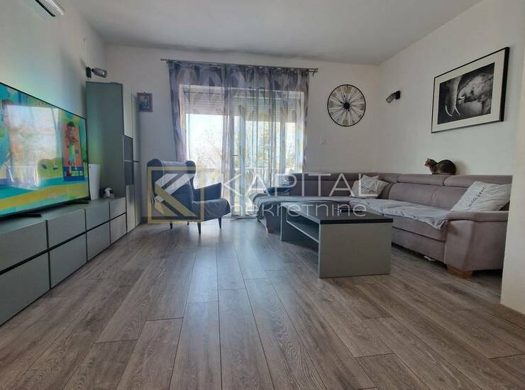 TOP PRILIKA! Etaža s velikim dvorištem (356 m²) – mir i  privatnostt!