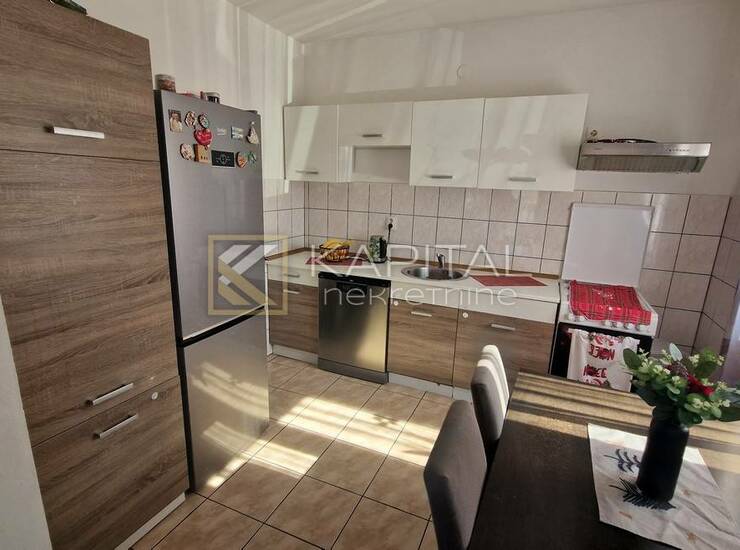 TOP PRILIKA! Etaža s velikim dvorištem (356 m²) – mir i  privatnostt! — fotografija 3