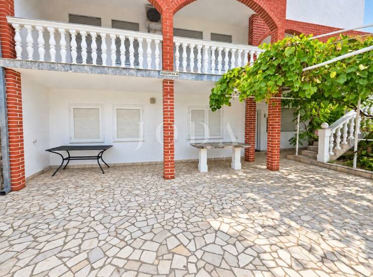 CRIKVENICA, stan sa okućnicom u prizemlju