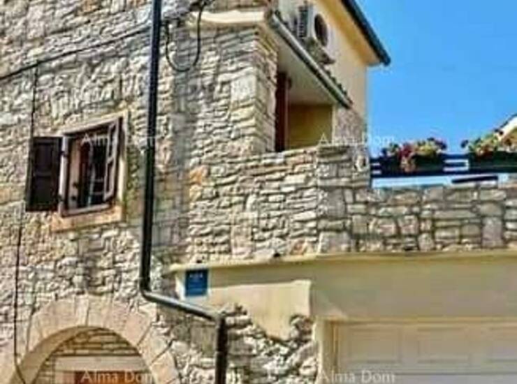 .
Kuća ima tri etaže i sastoji se od dnevnog boravka sa kuhinjom, ostave ...