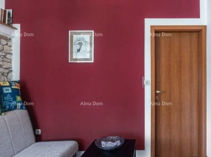 .
Kuća ima tri etaže i sastoji se od dnevnog boravka sa kuhinjom, ostave ... — fotografija 5
