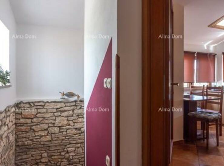 .
Kuća ima tri etaže i sastoji se od dnevnog boravka sa kuhinjom, ostave ... — fotografija 9