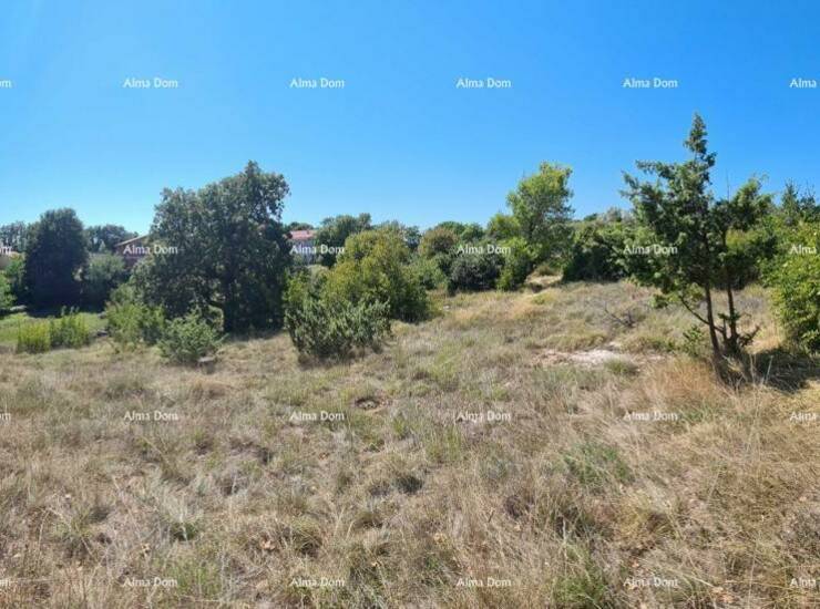 Prodaje se zemljište ukupne površine 602 m2. 
Pristup cesti, struji, vodi...