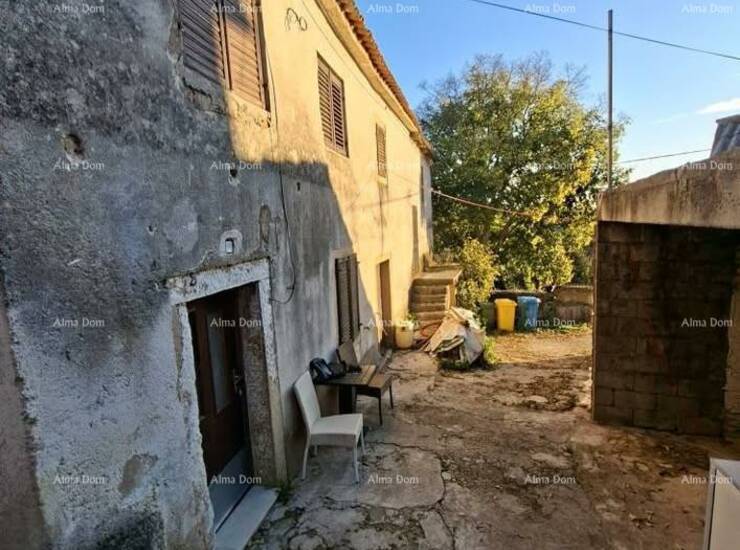 Prodaje se stara kamena kuća ukupne površine 250 m², s pripadajućom oku...