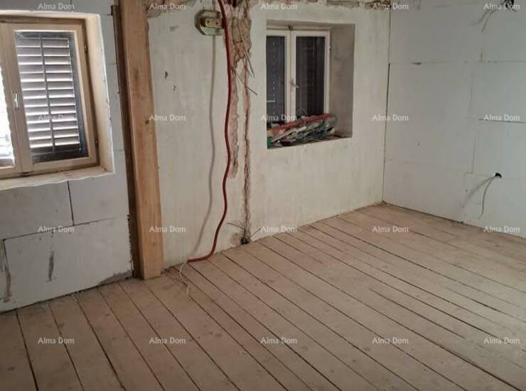 Prodaje se stara kamena kuća ukupne površine 250 m², s pripadajućom oku... — fotografija 4