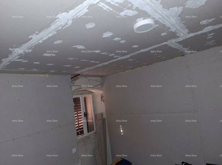 Prodaje se stara kamena kuća ukupne površine 250 m², s pripadajućom oku... — fotografija 7