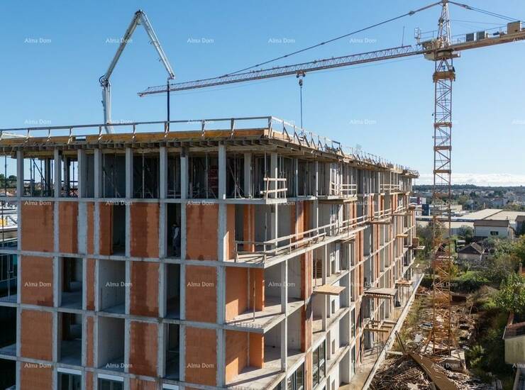 Pula!
U ponudi je stan na 2. katu višestambene zgrade s liftom. 

Stan se ... — fotografija 7