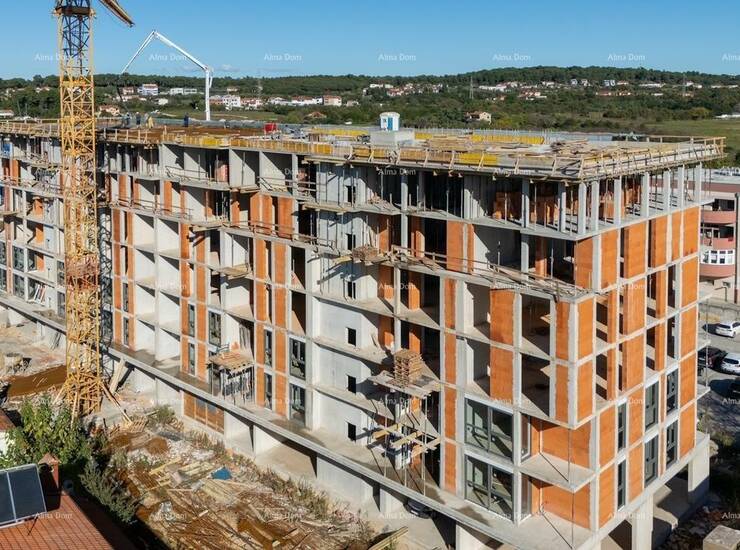 Pula!
U ponudi je stan na 2. katu višestambene zgrade s liftom. 

Stan se ... — fotografija 8