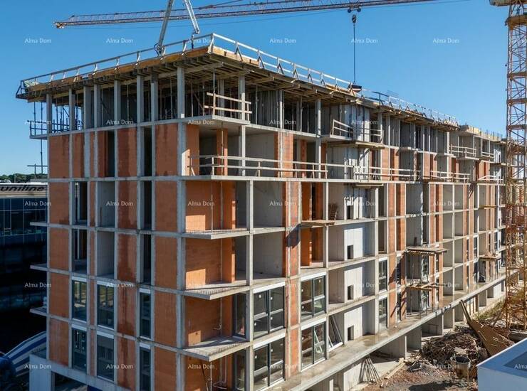 Pula!
U ponudi je stan na 2. katu višestambene zgrade s liftom. 

Stan se ... — fotografija 9