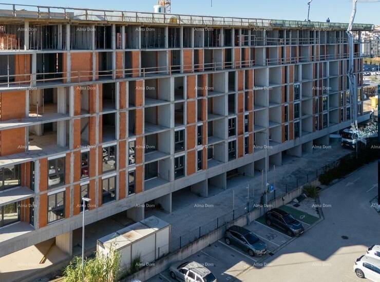 Pula!
U ponudi je stan na 2. katu višestambene zgrade s liftom. 

Stan se ... — fotografija 10