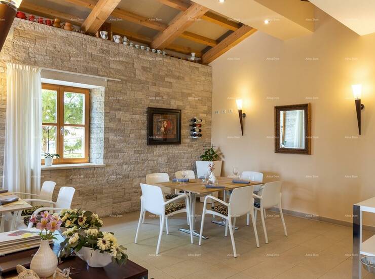 Prodaje se predivan Hotel i Restoran u malom turističkom mjestu.
Sastoji s... — fotografija 5