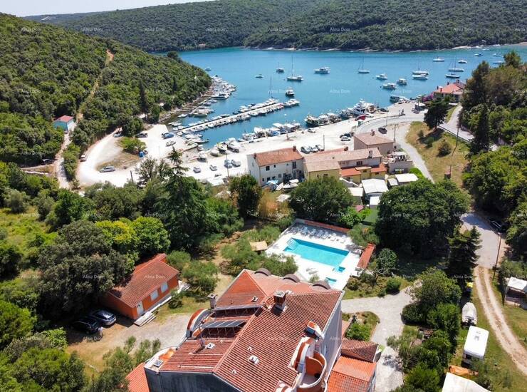 Ovaj šarmantni obiteljski hotel u Krnici, udaljen samo 200 metara od mora,...