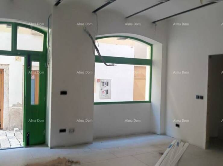 Na prodaju je poslovni prostor ukupne površine 32 m², smješten u samom c... — fotografija 2