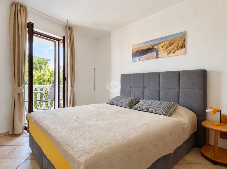 CRIKVENICA- INVESTICIJSKA KUĆA 498 M2, 3 APARTMANA + STAN + 2 POSLOVNA PROSTOR — fotografija 2
