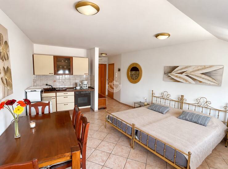 CRIKVENICA- INVESTICIJSKA KUĆA 498 M2, 3 APARTMANA + STAN + 2 POSLOVNA PROSTOR — fotografija 4