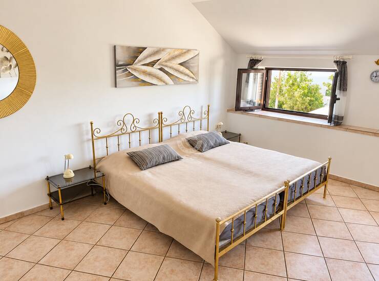 CRIKVENICA- INVESTICIJSKA KUĆA 498 M2, 3 APARTMANA + STAN + 2 POSLOVNA PROSTOR — fotografija 5