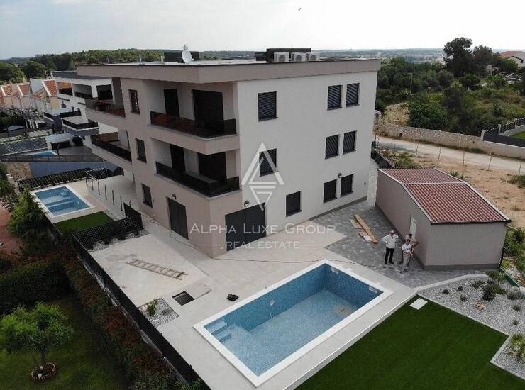 Istra, Banjole : Luksuzni stan s bazenom