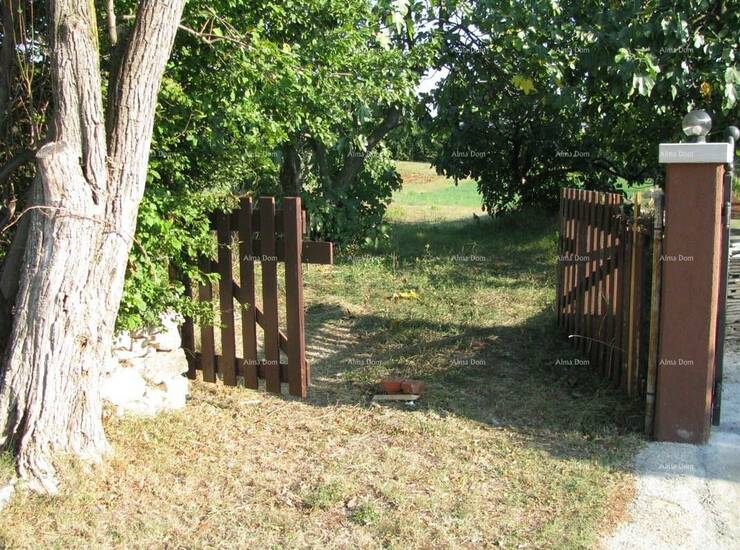Prodaje se građevinsko zemljište,1329 m2,  
300 m od  centra Barbana.
Zem... — fotografija 4