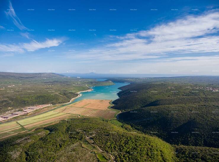 Prodaje se građevinsko zemljište,1329 m2,  
300 m od  centra Barbana.
Zem... — fotografija 8