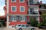 Prodajemo veliku kuću s 14 apartmana, u mirnoj ulici, u okruženju drugih ...